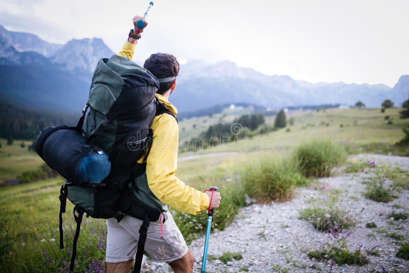 Концепция спорт, успеха и достижения Молодой hiker, счастливый с тем он успешно достиг верхней части стоковая фотография rf